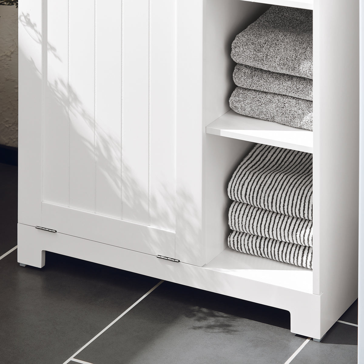 SoBuy BZR105-W, Laundry Cabinet Chest Bathroom Storage Cabinet with Laundry Basket, White