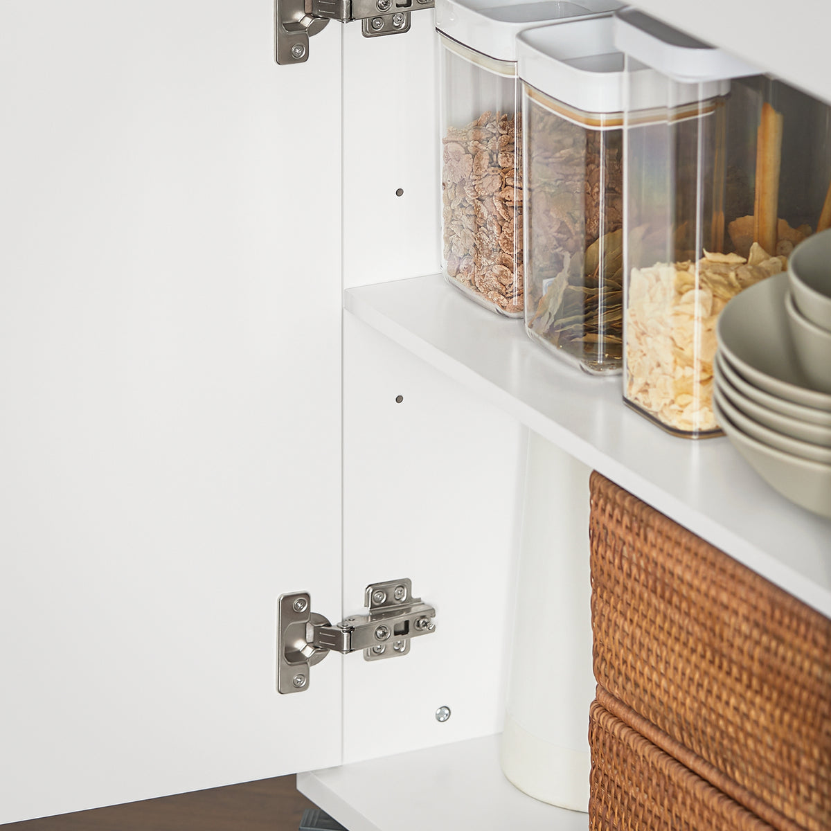 SoBuy FKW117-W door hinge and handle detail close-up – sturdy hardware on white kitchen island on wheels