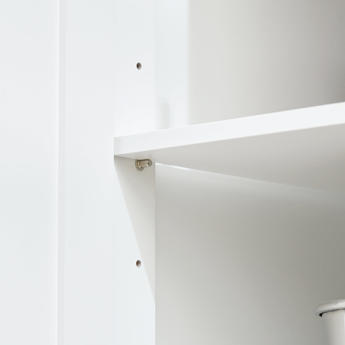 SoBuy FKW13-II-WN adjustable shelf inside double cabinet close-up – 3-level height settings on white kitchen trolley