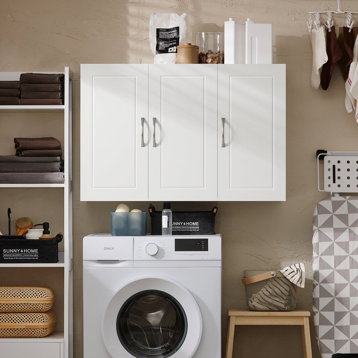 SoBuy FRG231-L-W wall cabinet in bathroom setting – towels and toiletries organised storage