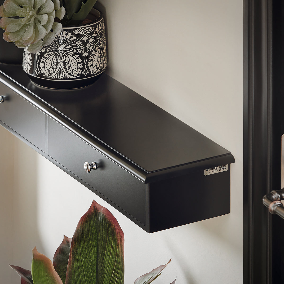 SoBuy FRG43-SCH handle detail – exquisite metal handle floating shelf black MDF