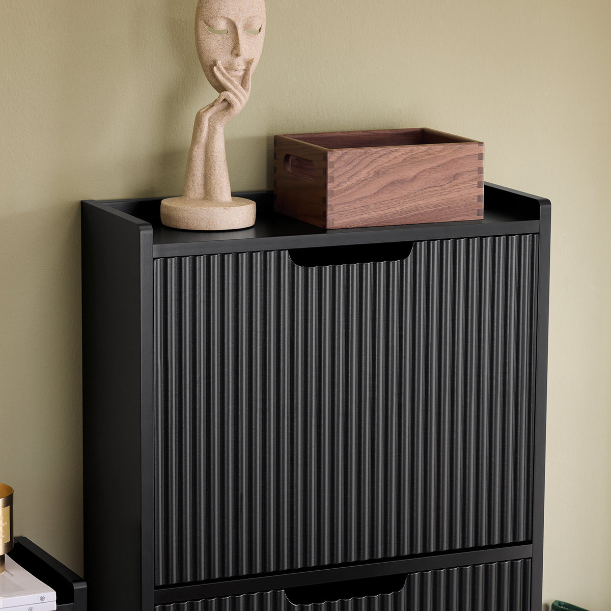 Multi-purpose top surface – Extra space for keys, décor, or mail