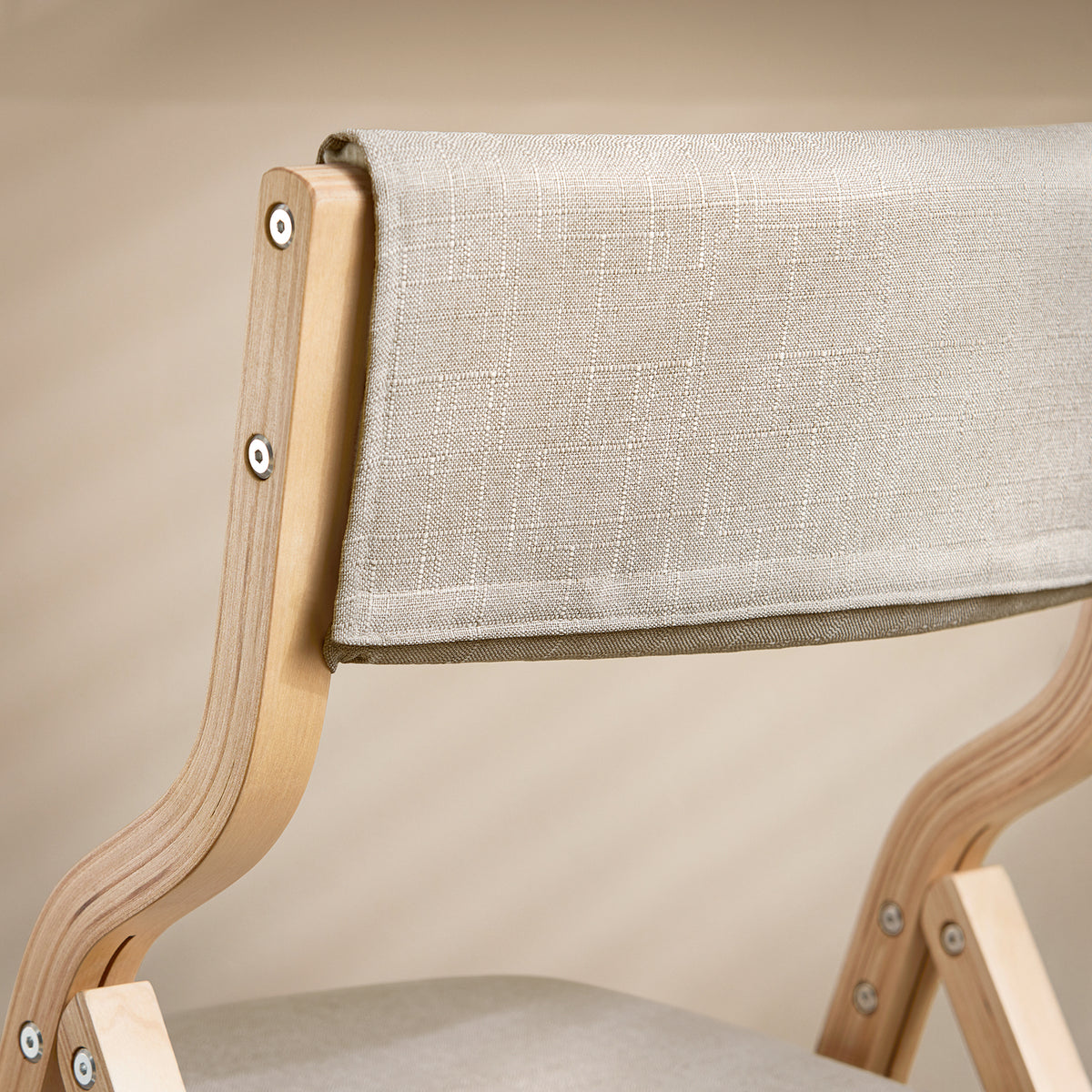 SoBuy FST40-HG padded backrest close-up detail – comfortable cushioned support on grey wooden folding chair
