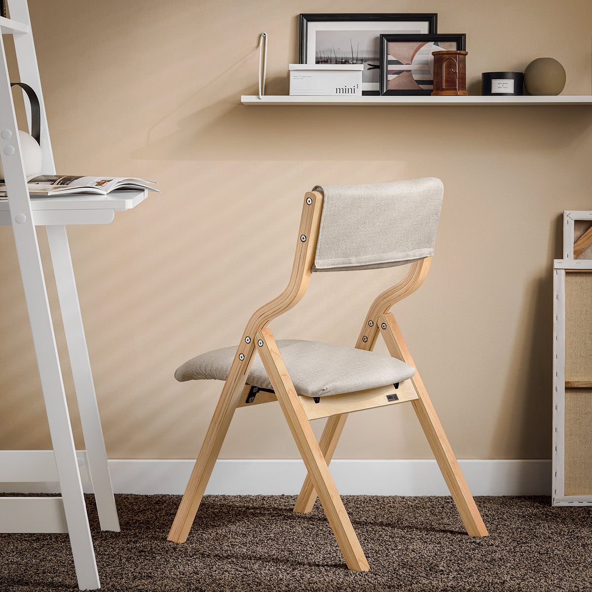 SoBuy FST40-HG grey folding chair styled in home dining room – space-saving wooden chair with cushioned backrest