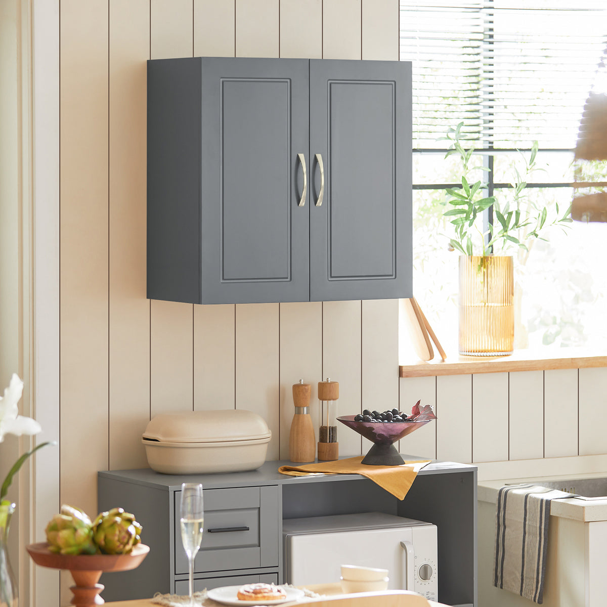 SoBuy FRG231-DG wall mounted bathroom cabinet dark grey in bathroom setting – 2 doors adjustable shelf W60×D30×H60cm