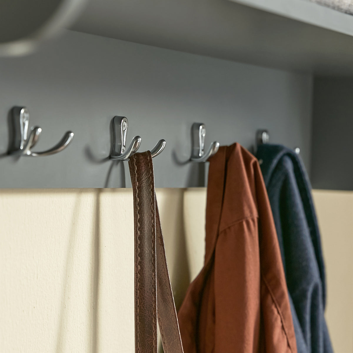 SoBuy FRG282-HG wall mounting bracket and hardware detail close-up
