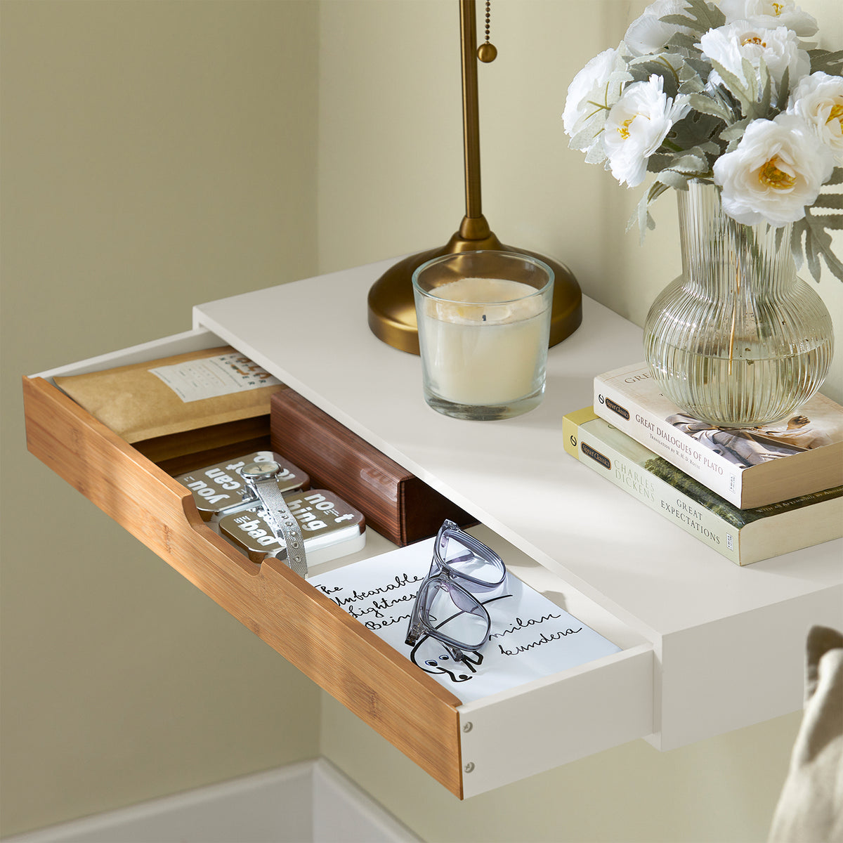 SoBuy FRG93-WN tabletop surface close-up – display area for photos plants vases on floating wall shelf