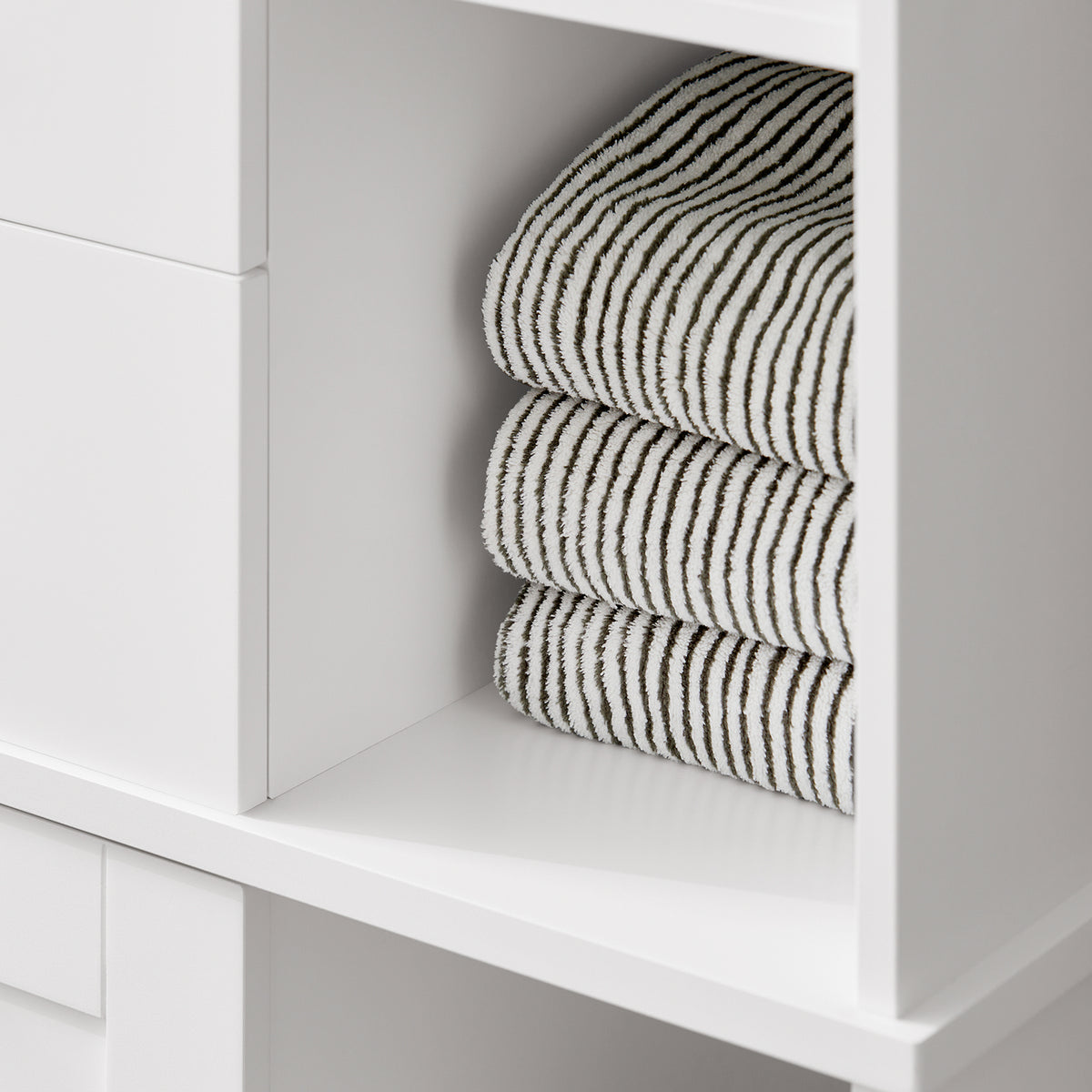 SoBuy BZR104-W, Tall Bathroom Storage Cabinet with Laundry Basket Slim Freestanding Bathroom Unit, Narrow Storage Cupboard with Shelves, Bathroom Towel Storage, White 60x37x171 cm