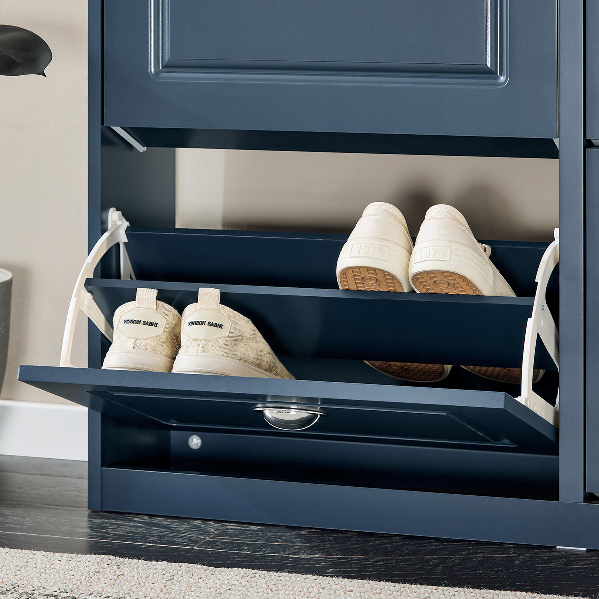 Featuring 4 flip drawers, the unit accommodates up to 16 pairs of shoes