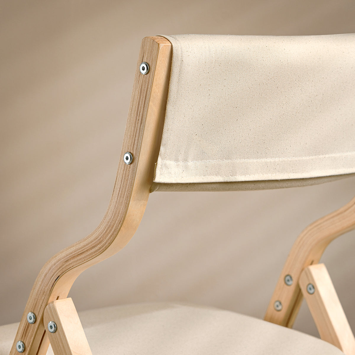 SoBuy FST40-W padded backrest close-up detail – comfortable cushioned support on white wooden folding chair