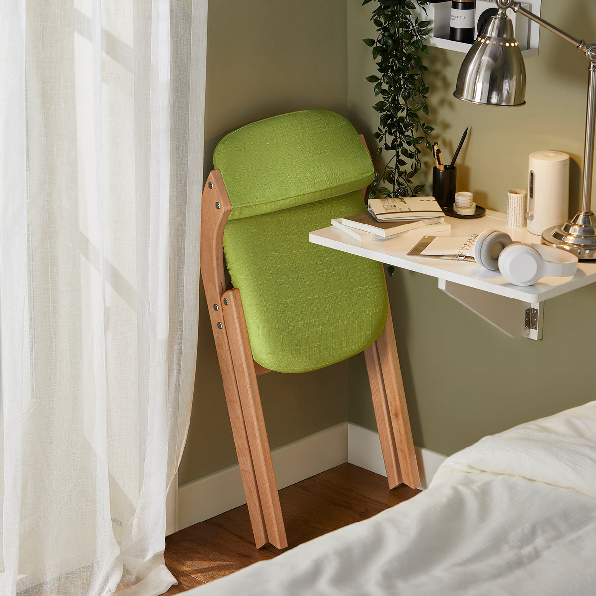 SoBuy FST92-GR green ergonomic folding chair in dining room setting – 120kg load capacity space-saving chair