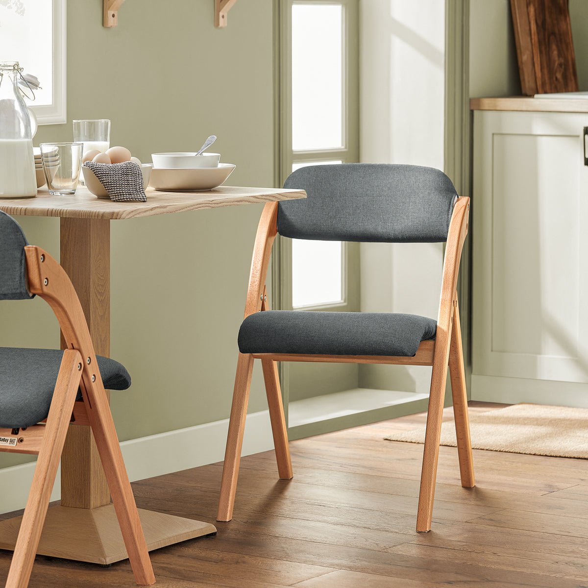 SoBuy FST92-SG dark grey ergonomic folding chair in dining room setting – 120kg load capacity space-saving chair