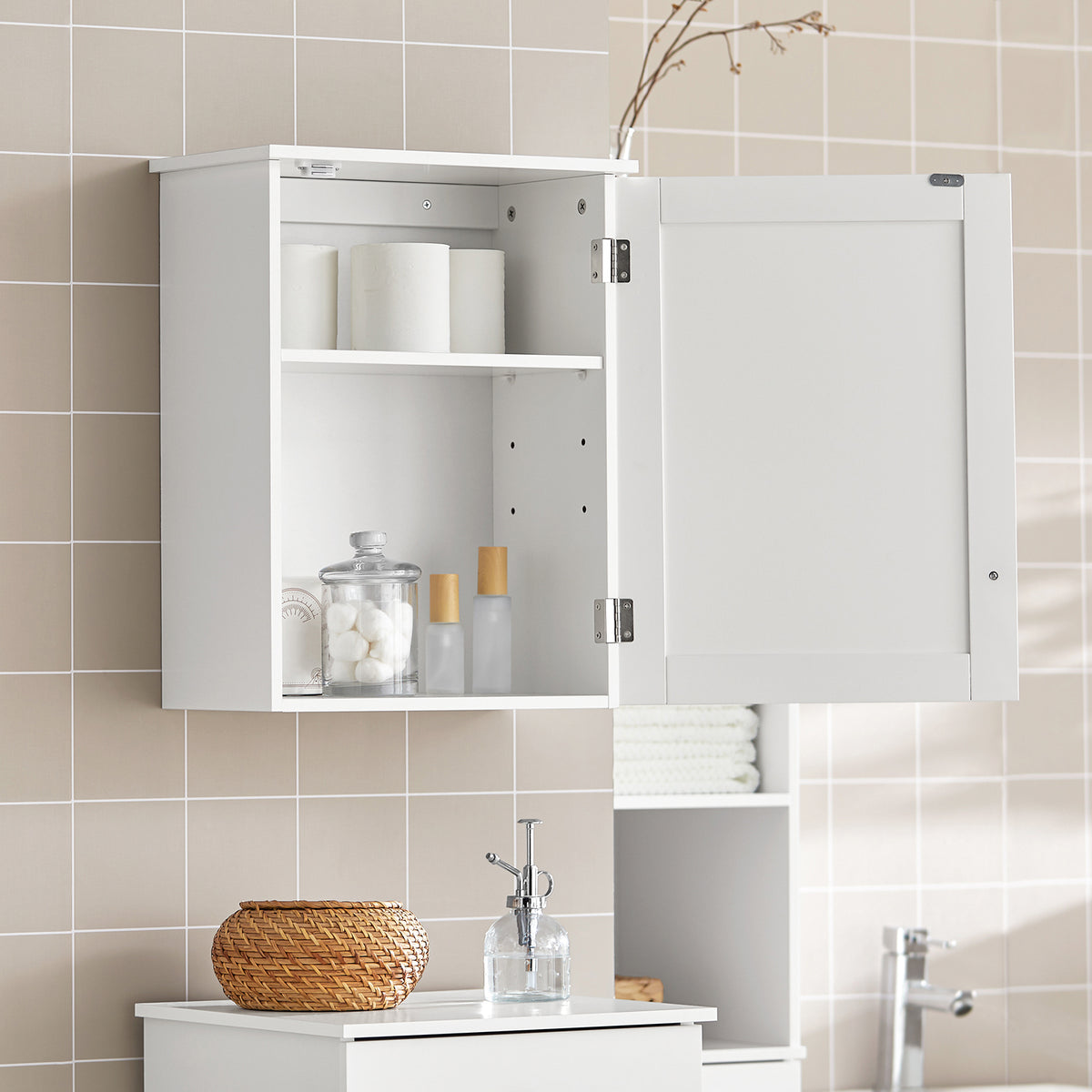 SoBuy BZR19-W white bathroom wall cabinet in lifestyle setting – adjustable shelves and magnetic closure